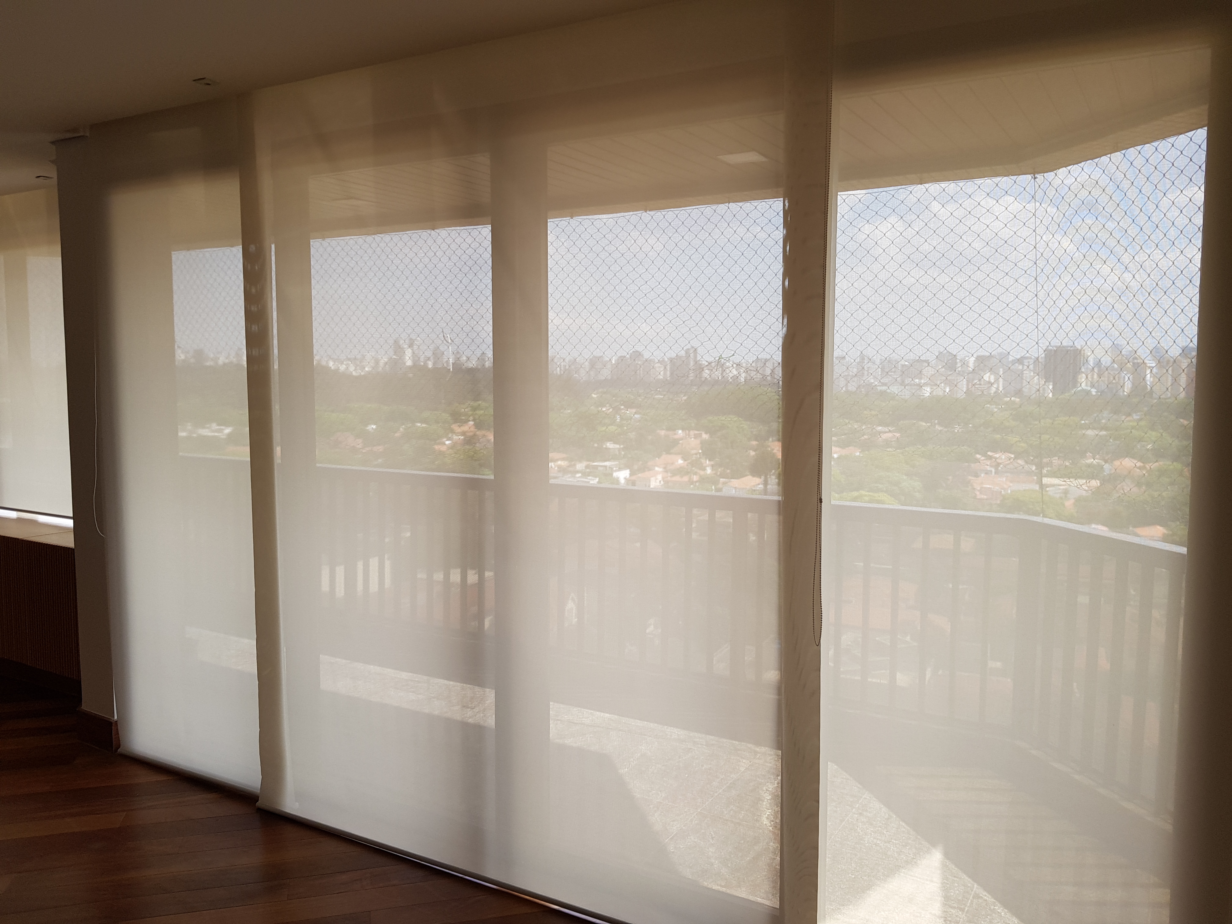 Cortina Rolô com sobreposição